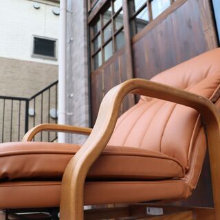 FUJI FURNITURE(冨士ファニチア) 本革アームチェアー。/リクライニング機能付きの曲木チェアー。北欧スタイルのダイニングチェアーはリビングチェアーにもおススメ♪(1)