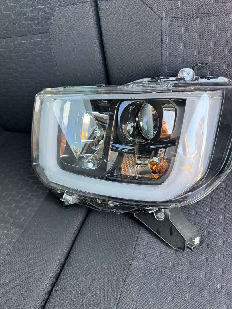 ダイハツウェイクヘッドライト左