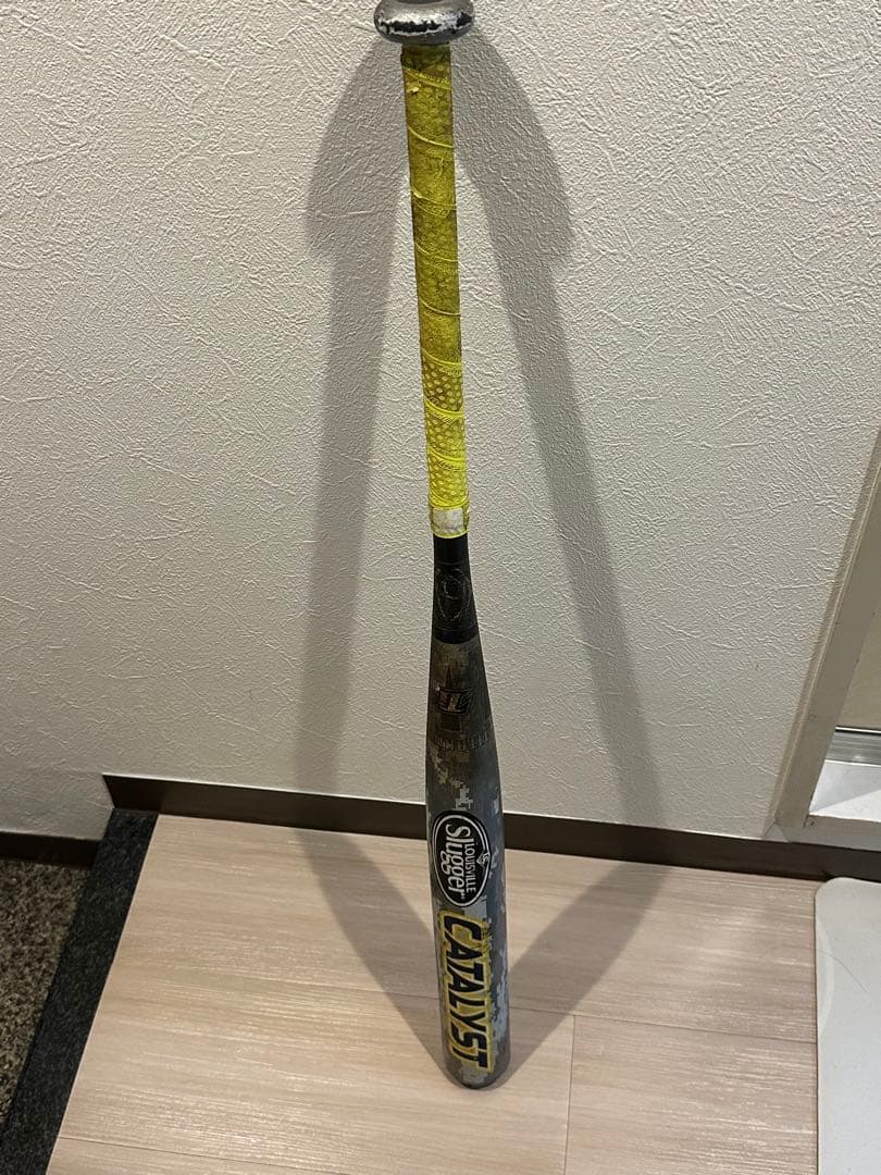 ソフトボールバット(カタリスト84センチ 710g)