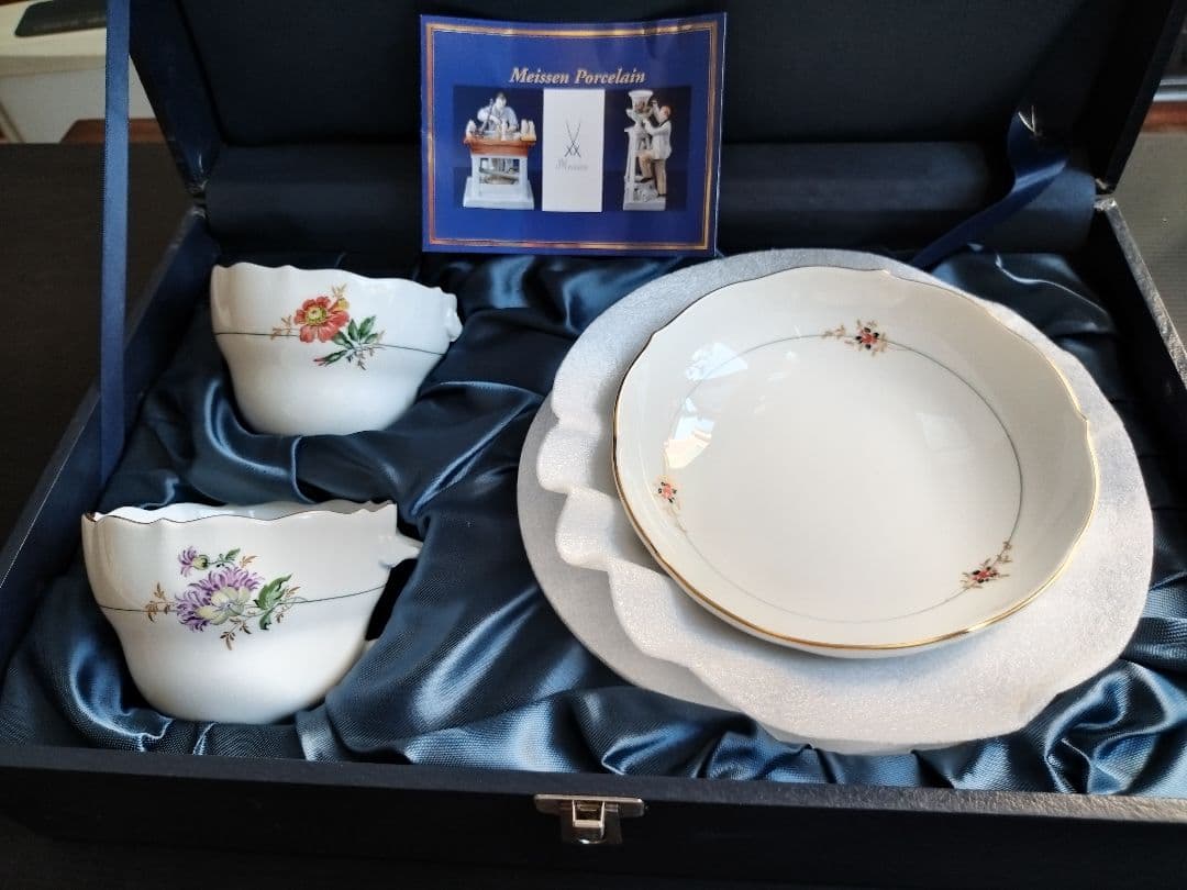 未使用マイマイセン花柄金縁コ−ヒ−カップ＆ソ−サ−ペアプレート