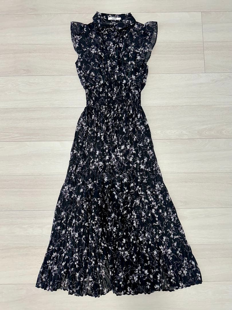 新品タグ付きSNIDEL  Sustainableフリルプリーツワンピース