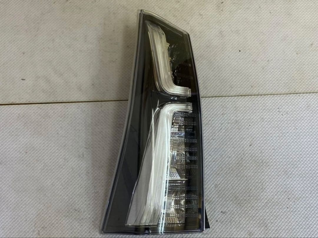 LA650S タントカスタム 左テールランプ 220-69075#3540