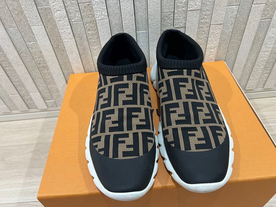 【使用感あり】Fendi ロゴ入り スニーカー 黒/ベージュ