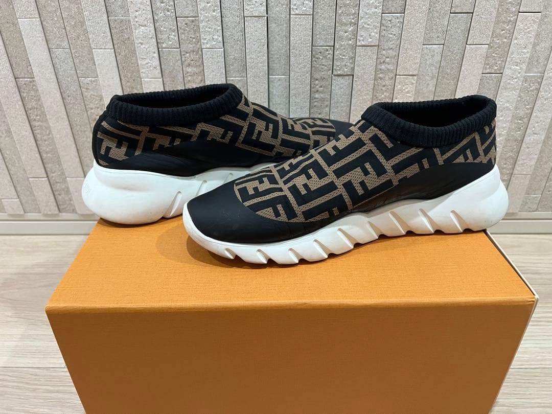 【使用感あり】Fendi ロゴ入り スニーカー 黒/ベージュ