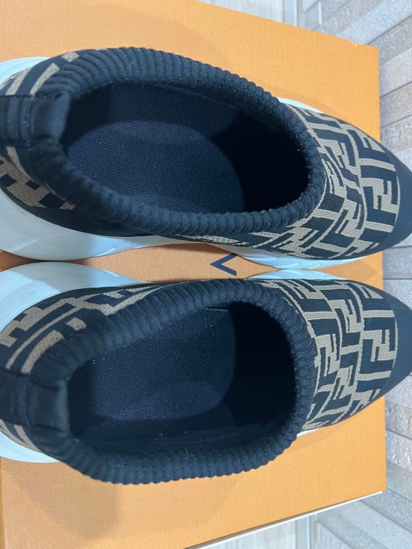 【使用感あり】Fendi ロゴ入り スニーカー 黒/ベージュ