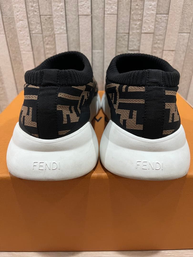 【使用感あり】Fendi ロゴ入り スニーカー 黒/ベージュ