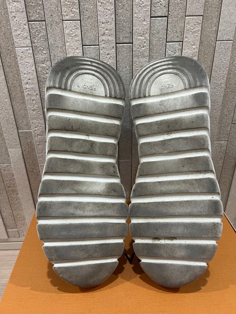 【使用感あり】Fendi ロゴ入り スニーカー 黒/ベージュ